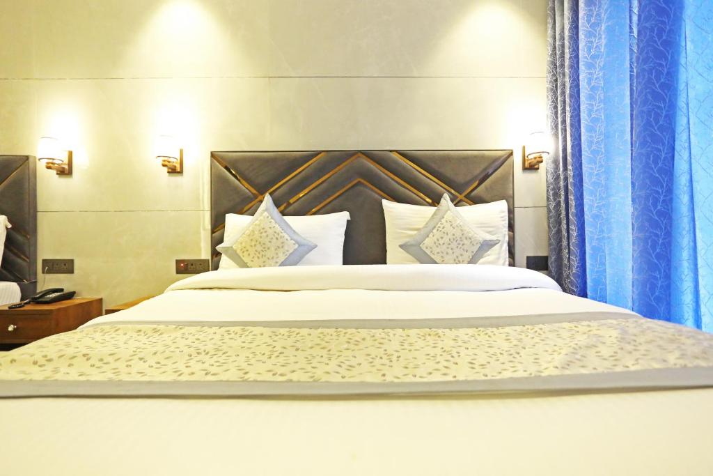 Postel nebo postele na pokoji v ubytování Hotel Preet Inn 05 mints walking Distance Nizamuddin Railway Station