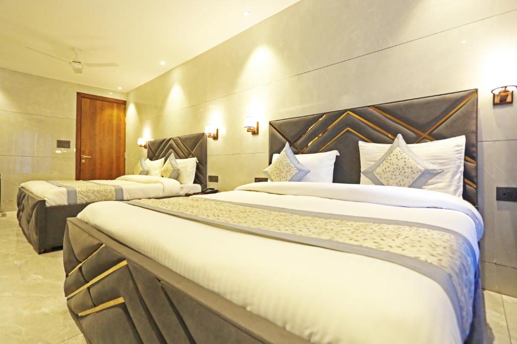 Postel nebo postele na pokoji v ubytování Hotel Preet Inn 05 mints walking Distance Nizamuddin Railway Station