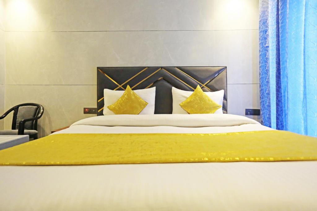 Postel nebo postele na pokoji v ubytování Hotel Preet Inn 05 mints walking Distance Nizamuddin Railway Station