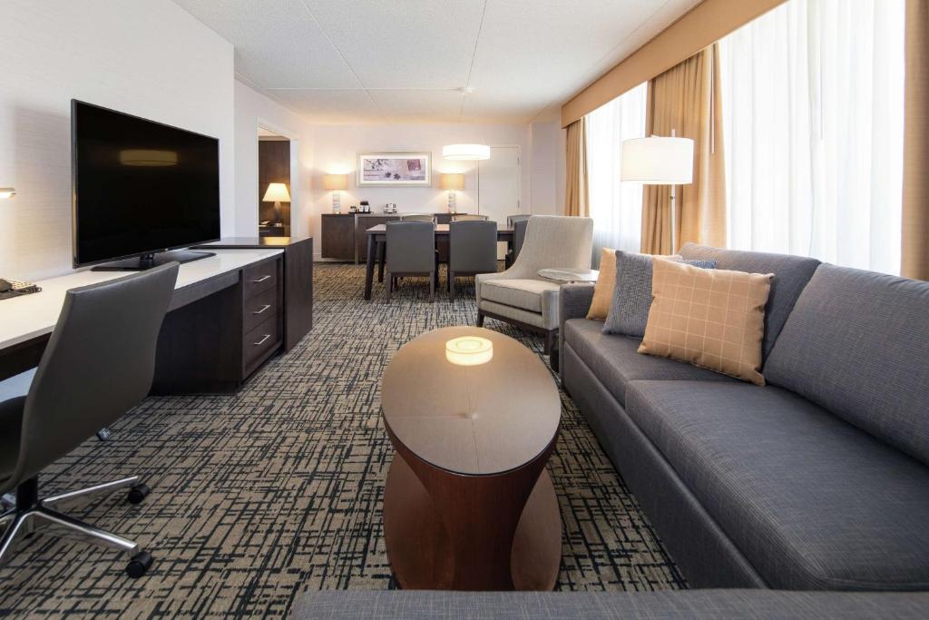 TV a/nebo společenská místnost v ubytování DoubleTree by Hilton Hotel Syracuse