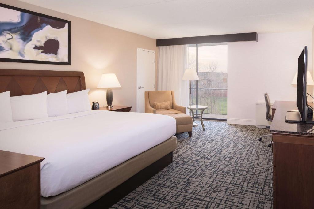 Postel nebo postele na pokoji v ubytování DoubleTree by Hilton Hotel Syracuse
