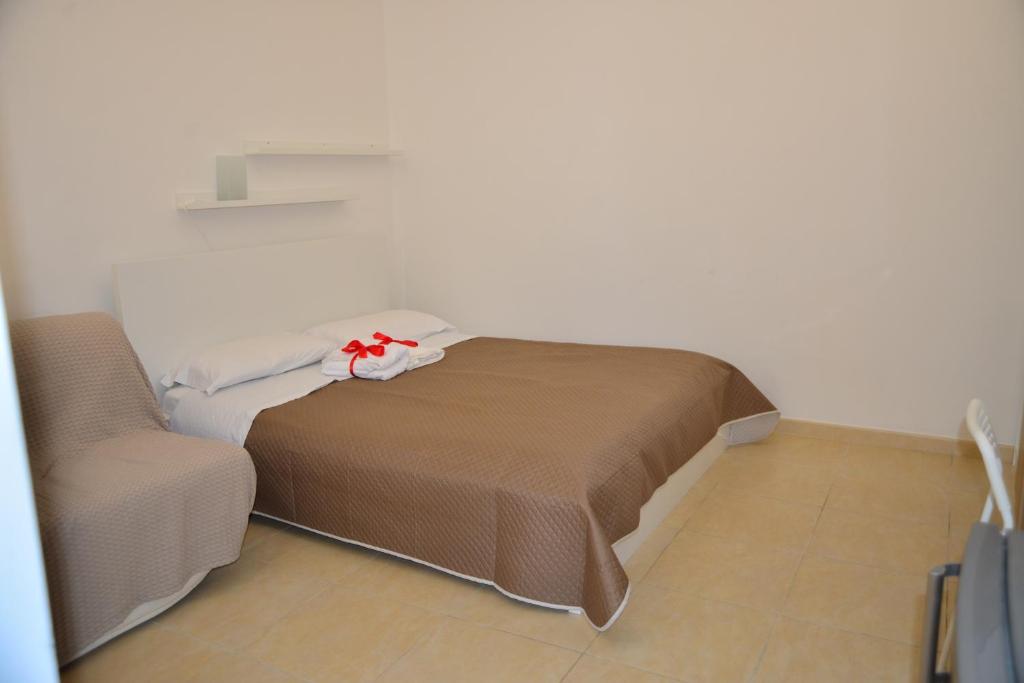 sypialnia z łóżkiem z czerwoną kokardą w obiekcie Residence Airone w mieście Termoli