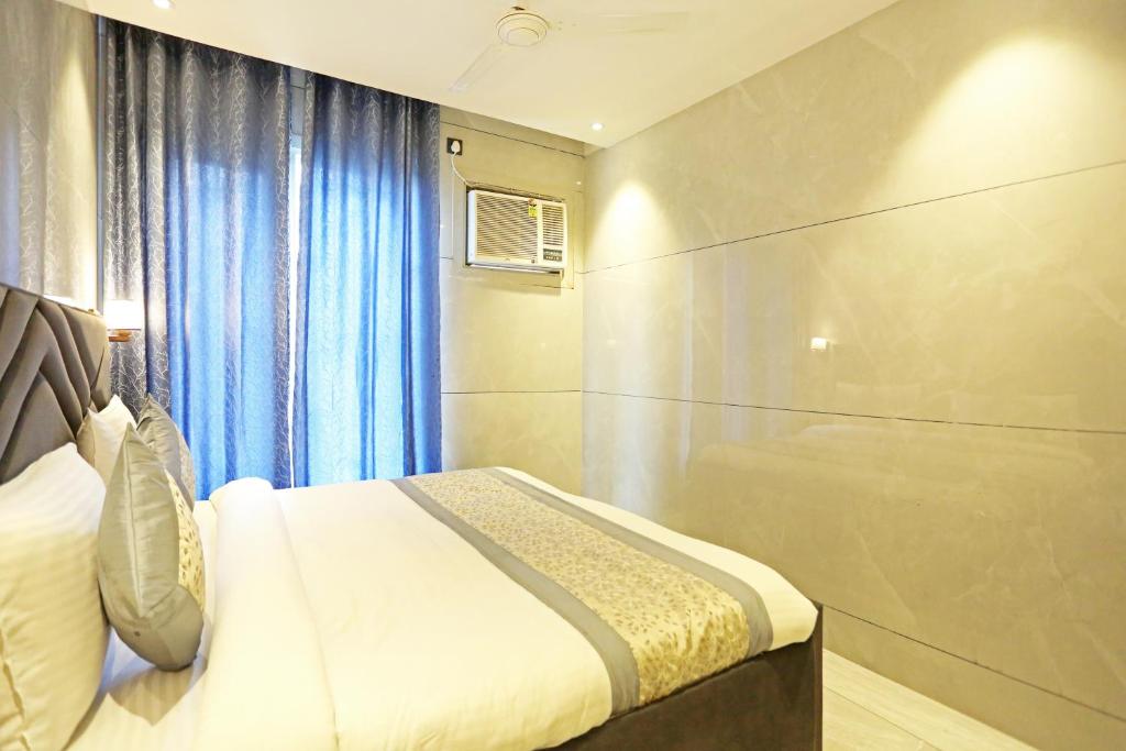 Postel nebo postele na pokoji v ubytování Hotel Preet Inn 05 mints walking Distance Nizamuddin Railway Station