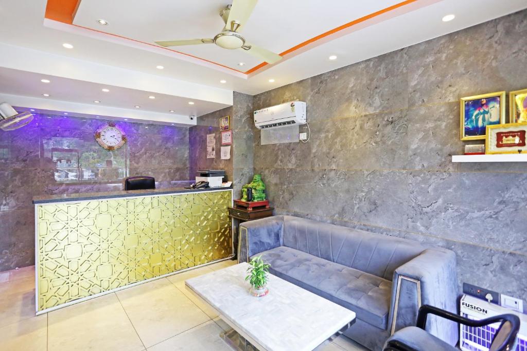 Posezení v ubytování Hotel Preet Inn 05 mints walking Distance Nizamuddin Railway Station