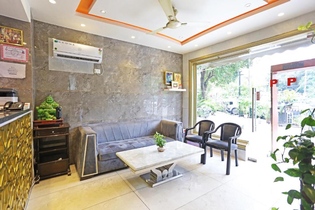 Posezení v ubytování Hotel Preet Inn 05 mints walking Distance Nizamuddin Railway Station