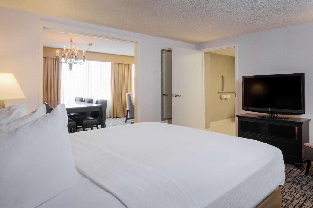 Postel nebo postele na pokoji v ubytování DoubleTree by Hilton Hotel Syracuse