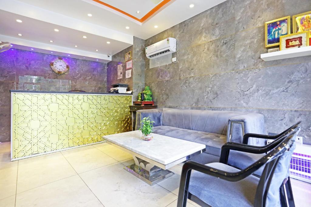 Posezení v ubytování Hotel Preet Inn 05 mints walking Distance Nizamuddin Railway Station