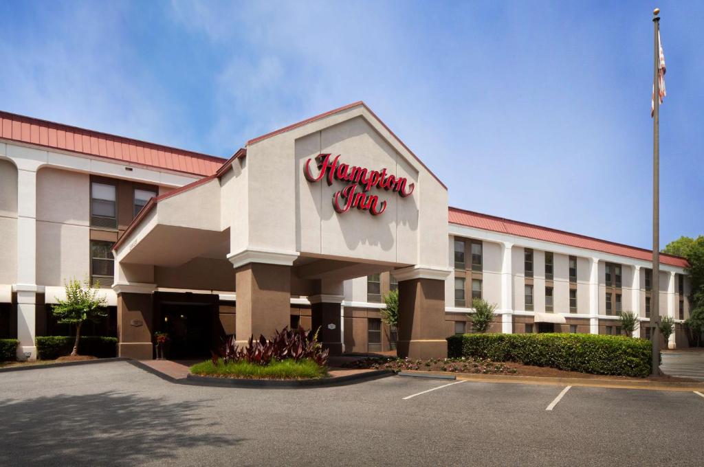 un estacionamiento frente a un centro comercial en Hampton Inn Lawrenceville, en Lawrenceville