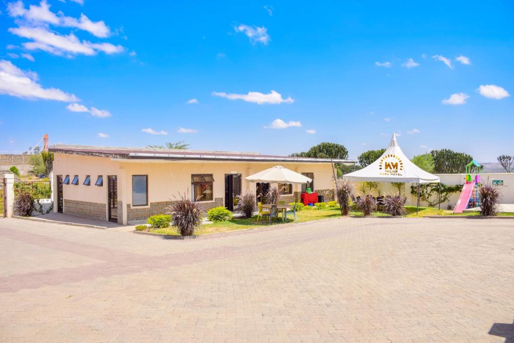 un edificio con una tienda blanca y un pabellón en Walabi Mara Hotel, en Narok