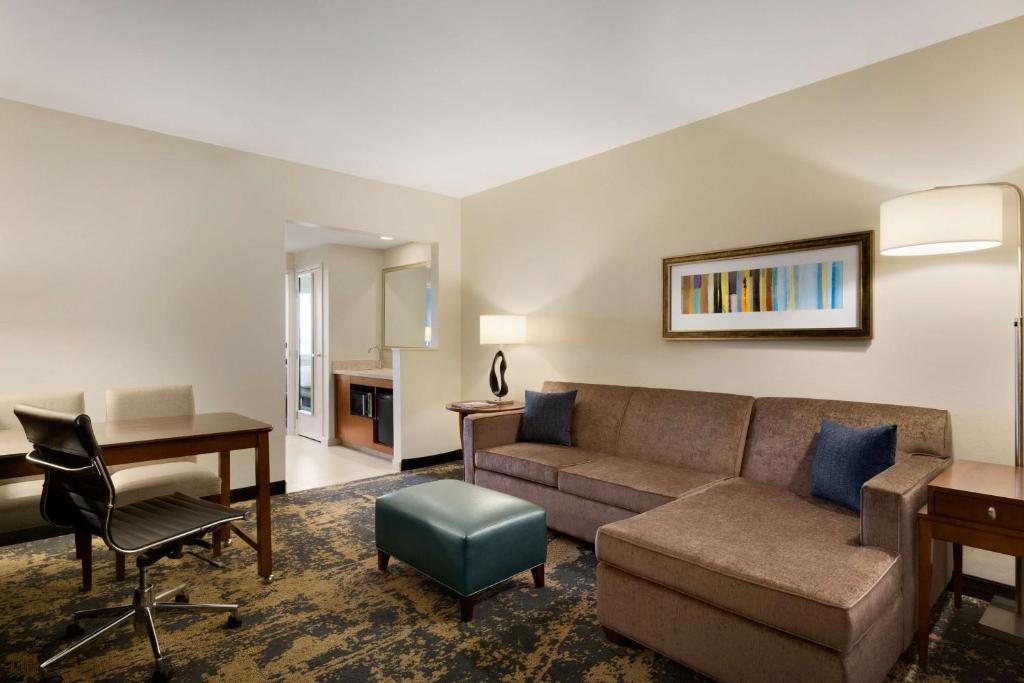 Embassy Suites by Hilton Denver Downtown Convention Center - Premier King Suite Con Mountain View