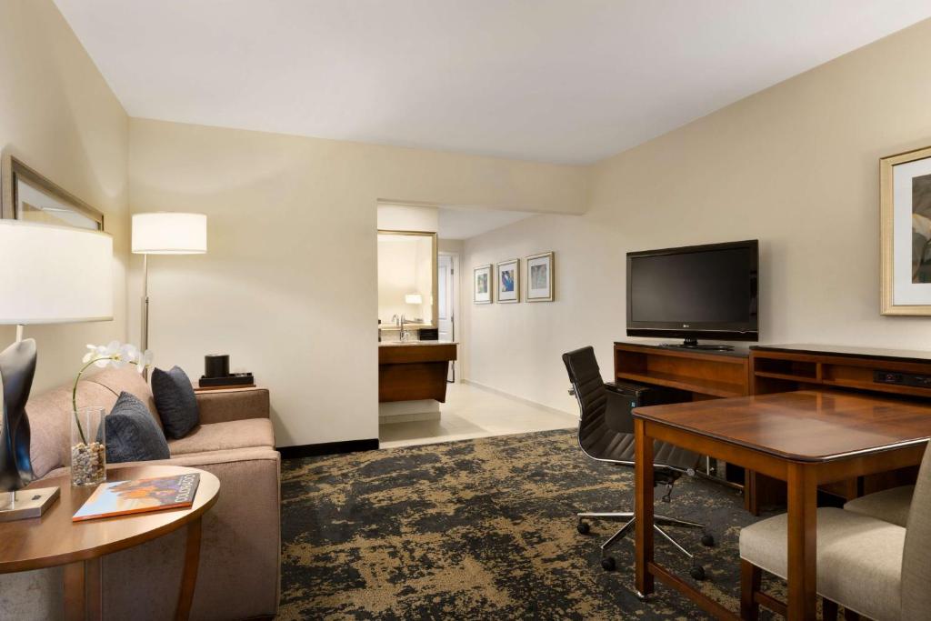 Embassy Suites by Hilton Denver Downtown Convention Center - Suite De Reina Premium Con Mountain View