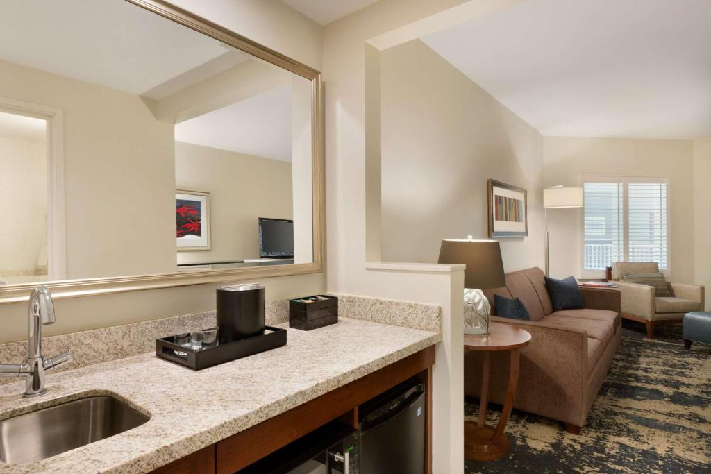 Embassy Suites by Hilton Denver Downtown Convention Center - Queen Suite With Two Queen Beds And Mountain View