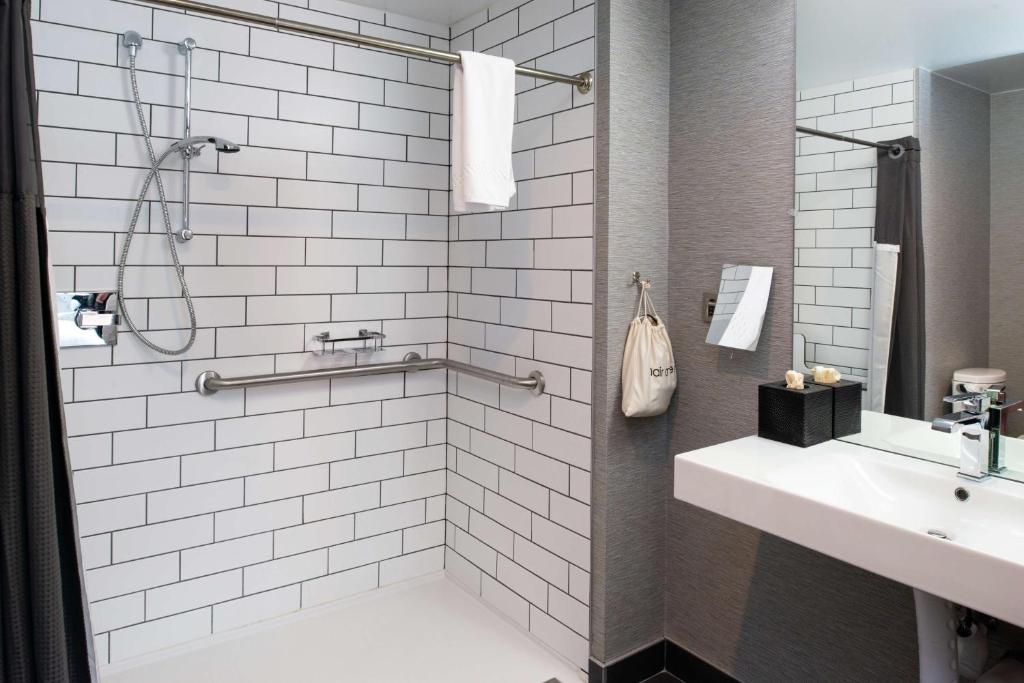 Joinery Hotel Pittsburgh, Curio Collection by Hilton photo