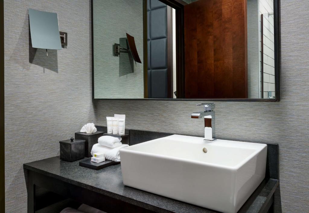 Joinery Hotel Pittsburgh, Curio Collection by Hilton - Queen Room