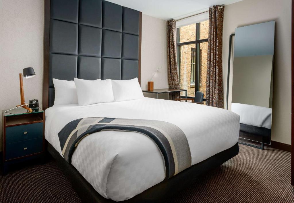 Joinery Hotel Pittsburgh, Curio Collection by Hilton - Junior King Suite With Seating Area