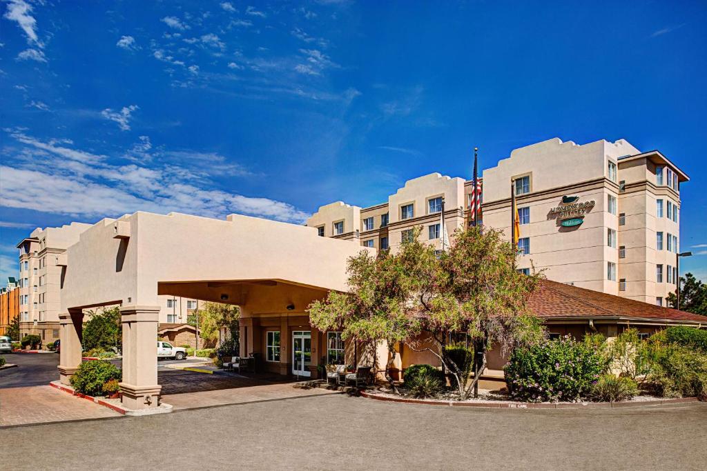 ein Hotel mit einem Gebäude davor in der Unterkunft Homewood Suites by Hilton Albuquerque Uptown in Albuquerque