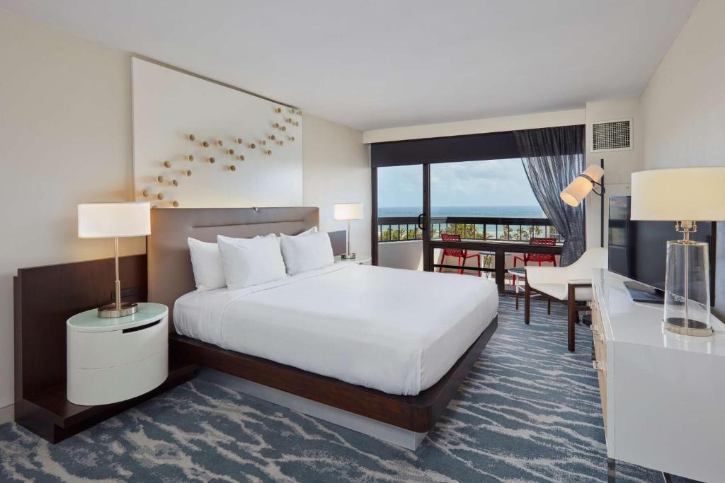 Waterstone Resort & Marina Boca Raton, Curio Collection by Hilton - 