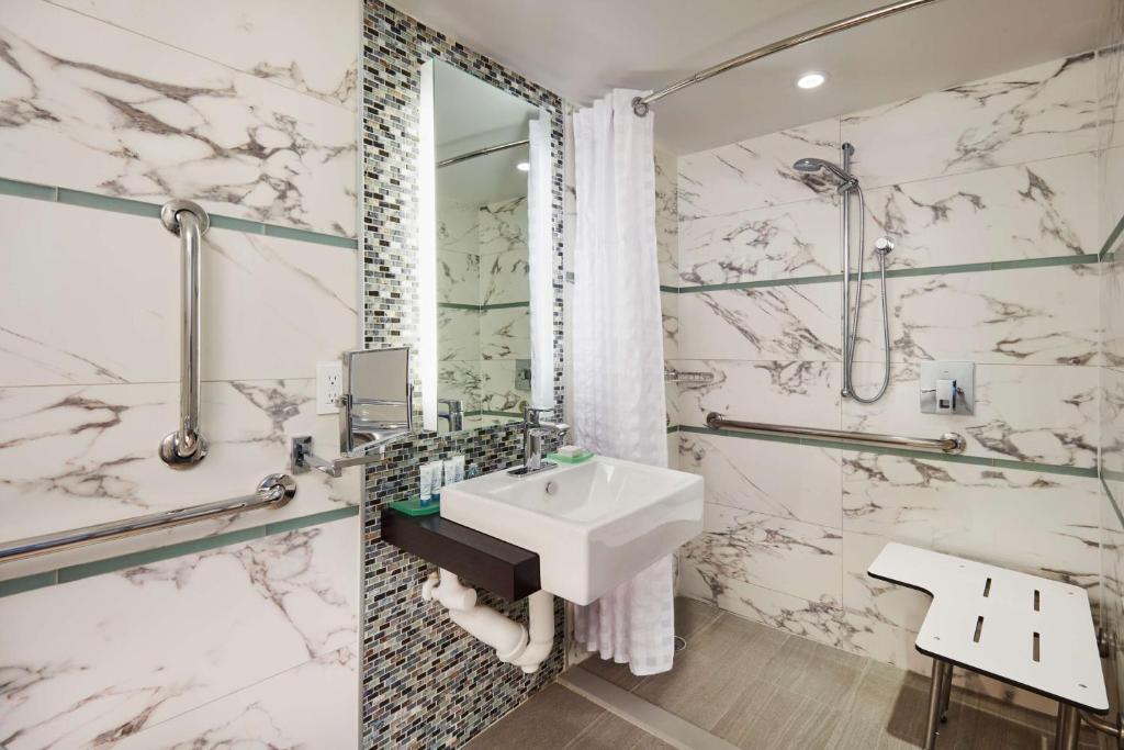 Waterstone Resort & Marina Boca Raton, Curio Collection by Hilton - 