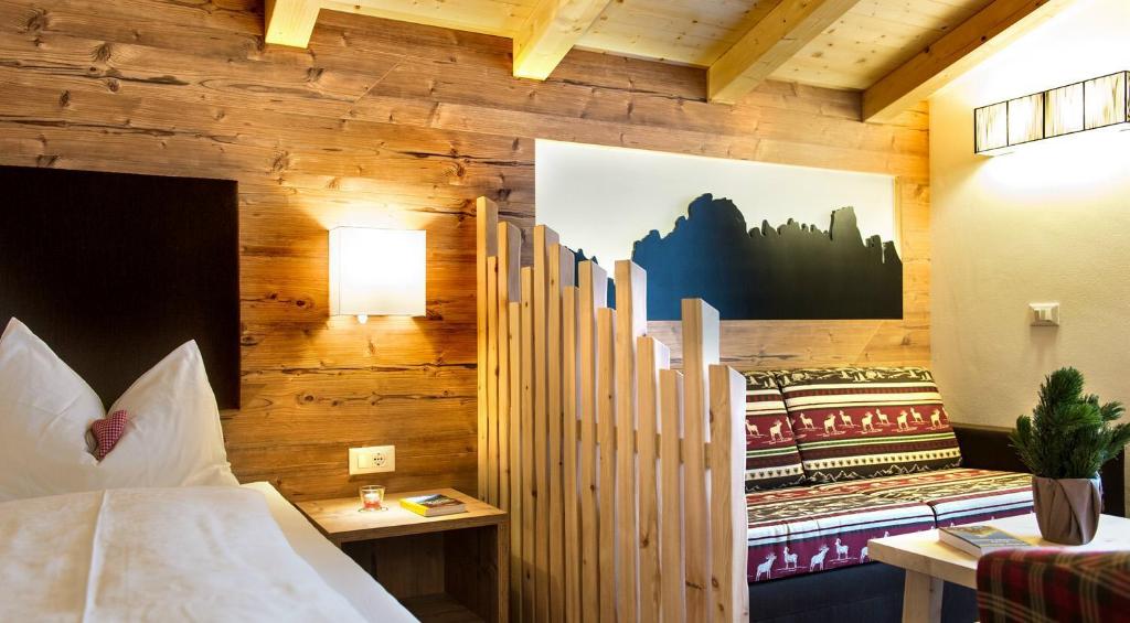 Postel nebo postele na pokoji v ubytování Hotel Chalet Dolomites