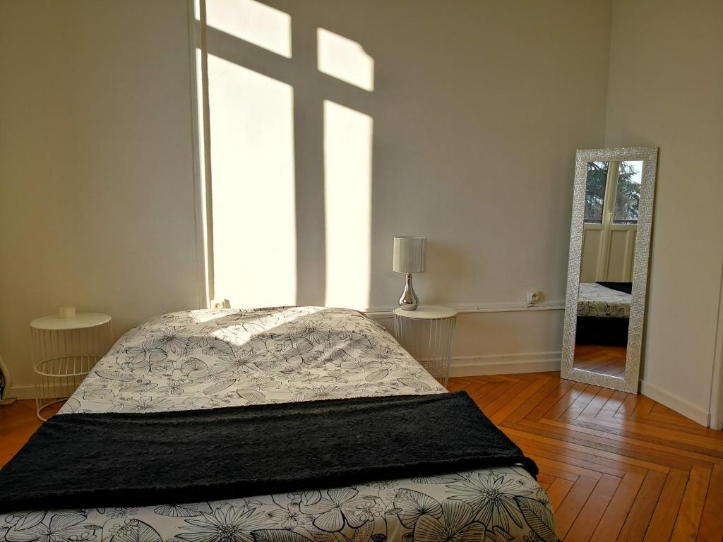 Fotografia z galérie ubytovania Le soleil, appartement moderne centre ville, belle vue avec place de parking privée v destinácii Aix-les-Bains