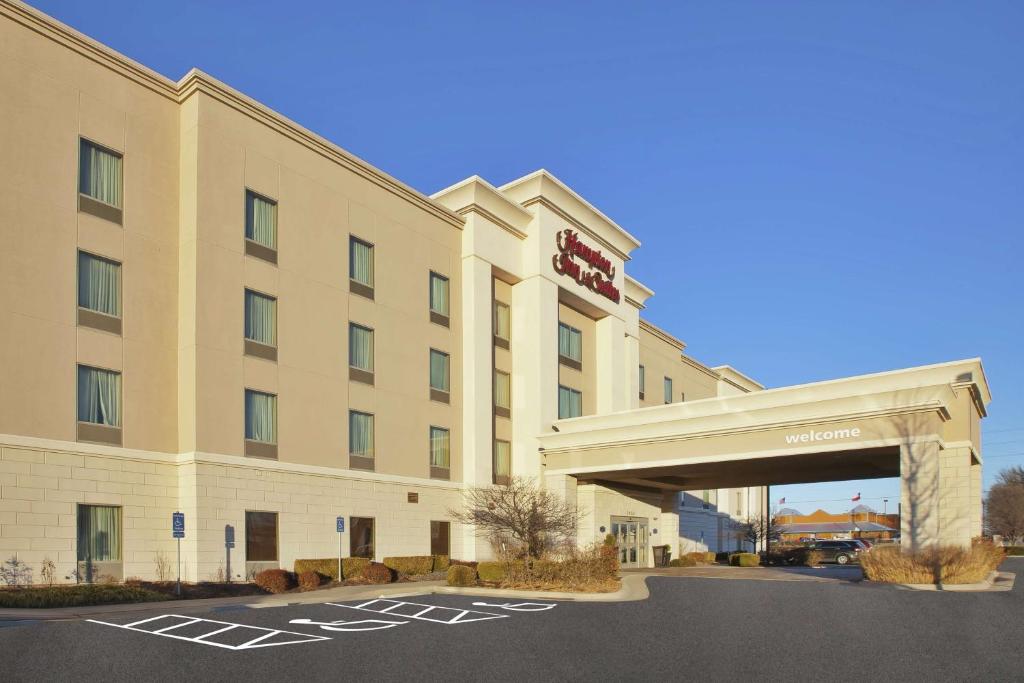 uma prestação de um hotel com estacionamento em Hampton Inn & Suites Wichita-Northeast em Wichita
