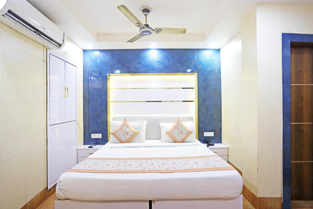 Postel nebo postele na pokoji v ubytování Hotel Preet Palace -5 Mints Walk From Nizamuddin Railway Station