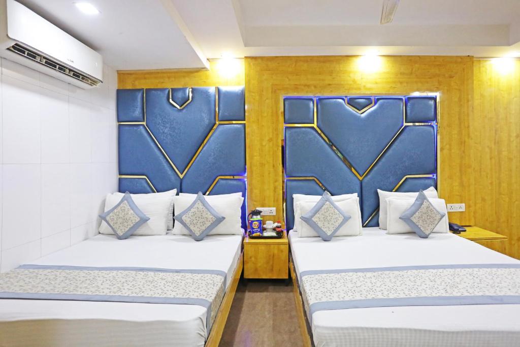 Postel nebo postele na pokoji v ubytování Hotel Preet Palace -5 Mints Walk From Nizamuddin Railway Station