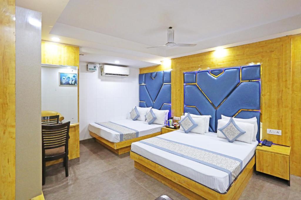 Postel nebo postele na pokoji v ubytování Hotel Preet Palace -5 Mints Walk From Nizamuddin Railway Station