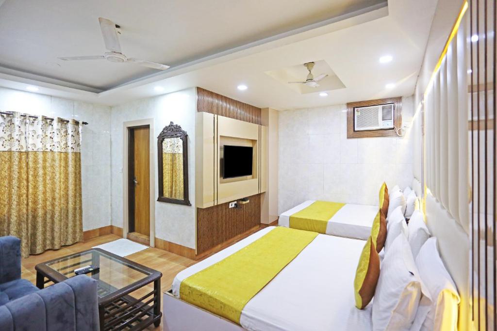 Postel nebo postele na pokoji v ubytování Hotel Preet Palace -5 Mints Walk From Nizamuddin Railway Station