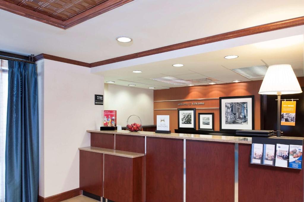 um lobby com uma recepção em um hospital em Hampton Inn & Suites Kokomo em Kokomo