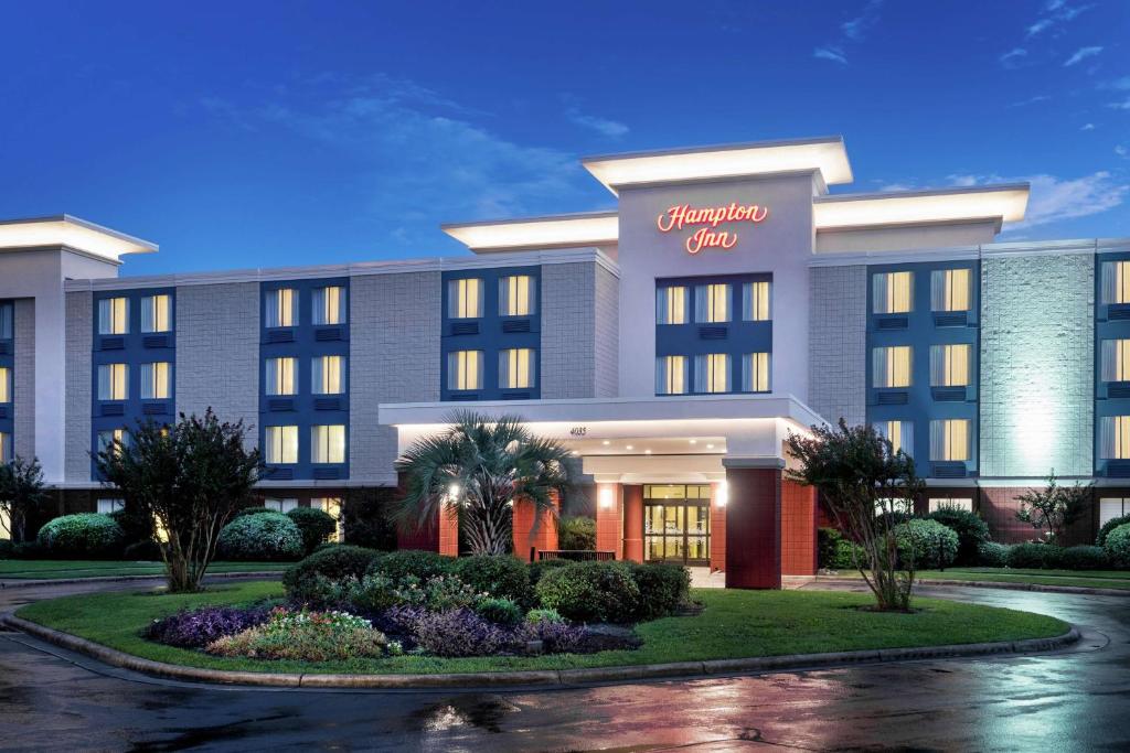 a rendering of the withdrawing inn at night at Hampton Inn Morehead City in Morehead City