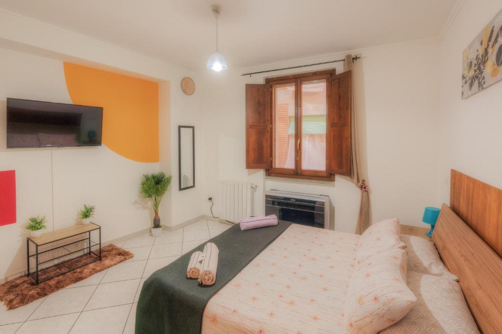 een slaapkamer met een bed en slippers bij La Casa Del Saraceno in Civitavecchia