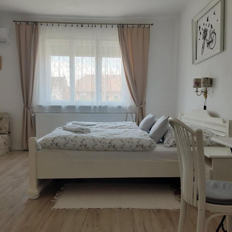 Postel nebo postele na pokoji v ubytování Edina Vintage Vendégház