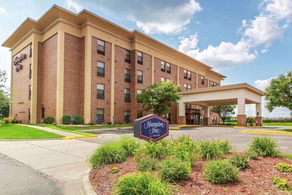 un edificio con una señal delante de él en Hampton Inn Minneapolis-Burnsville en Burnsville