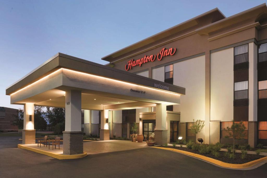 Hampton Inn Minneapolis St. Paul-Woodbury في وودبري: فندق عليه لافته على الواجهه