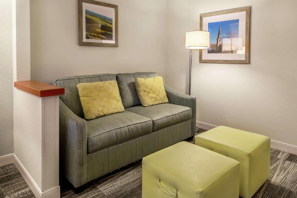 Hampton Inn Minneapolis St. Paul-Woodbury - King Room With Sofa Bed And Study - Non-Smoking