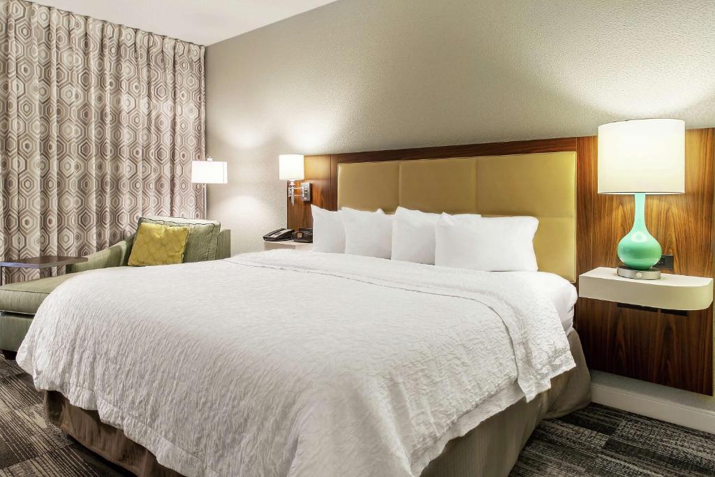 Hampton Inn Minneapolis St. Paul-Woodbury - King Room - Mobility Access/Non-Smoking