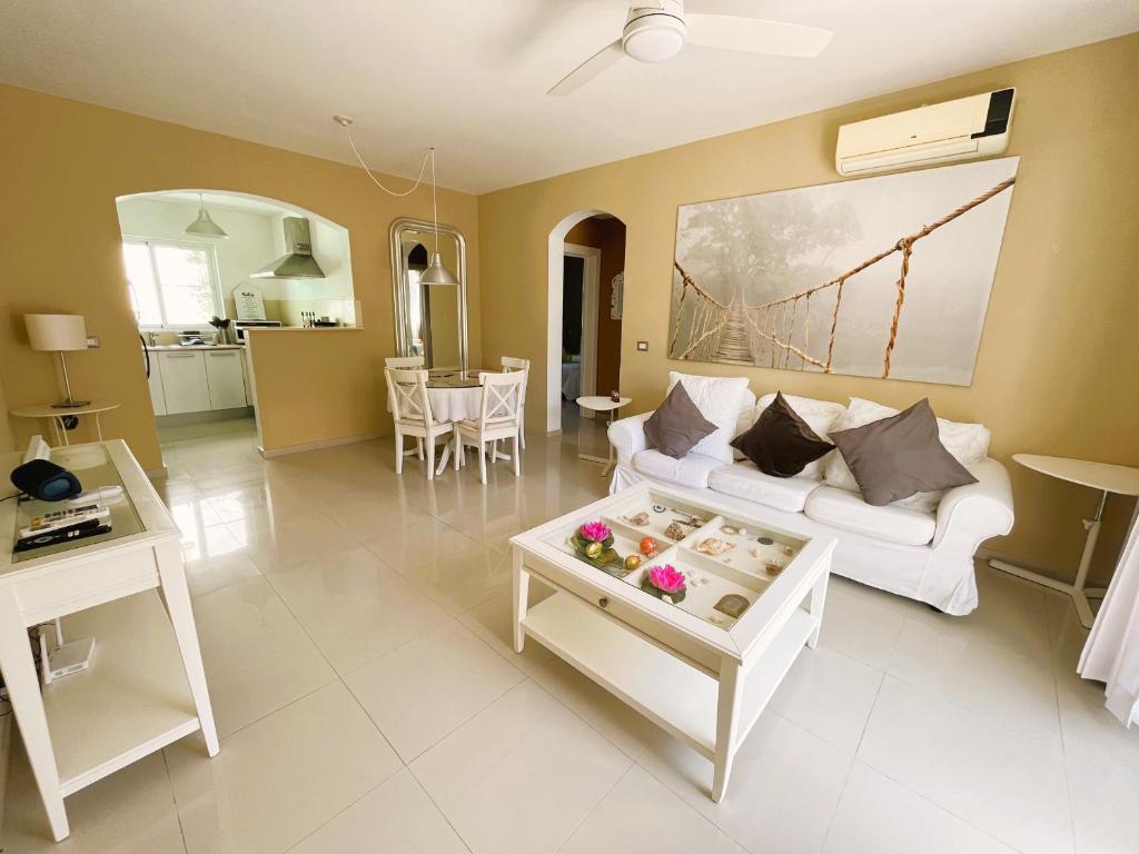 Posezení v ubytování Beauty Orquidea 2bed apartment in El Cortecito Playa Bavaro