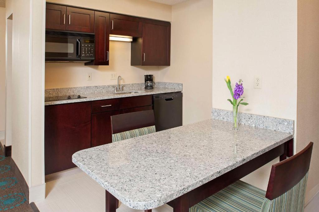 Larkspur Landing South Bend - One-Bedroom King Suite With Kitchen - Non-Smoking