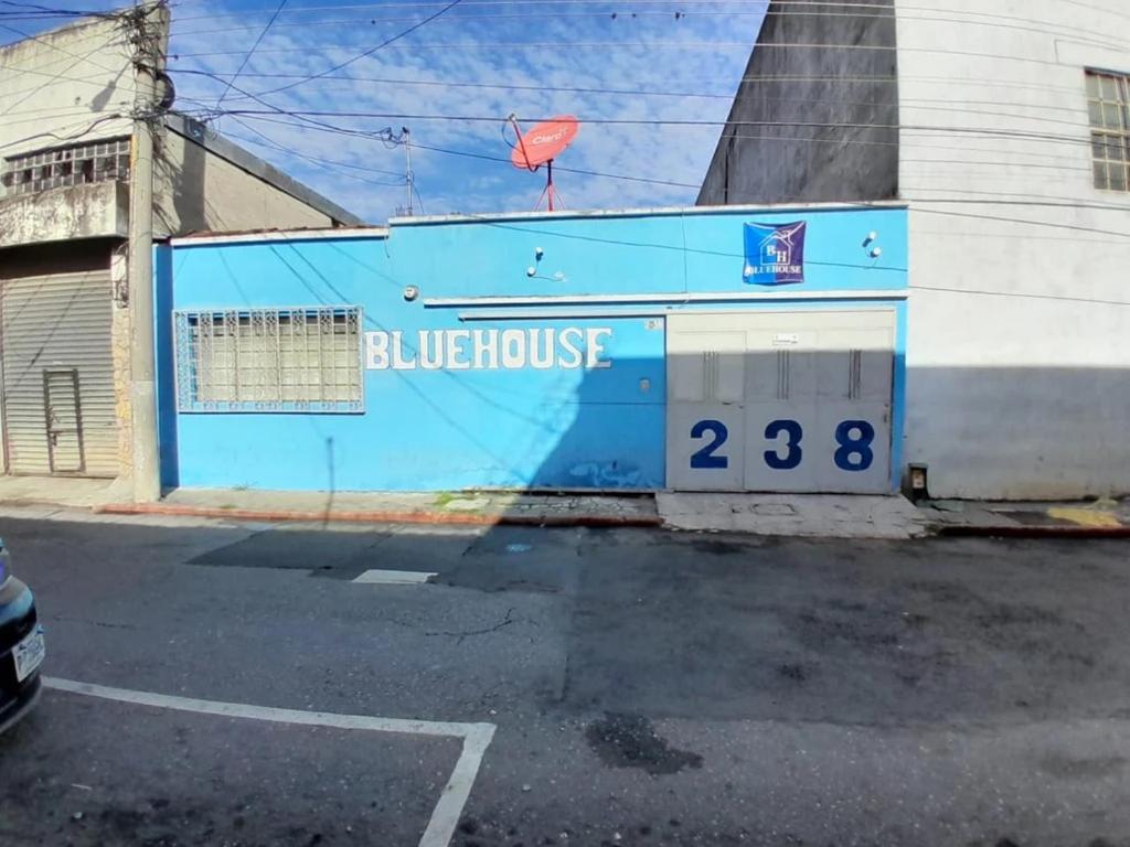 un edificio blu sul lato di una strada di Hotel Bluehouse a Guatemala