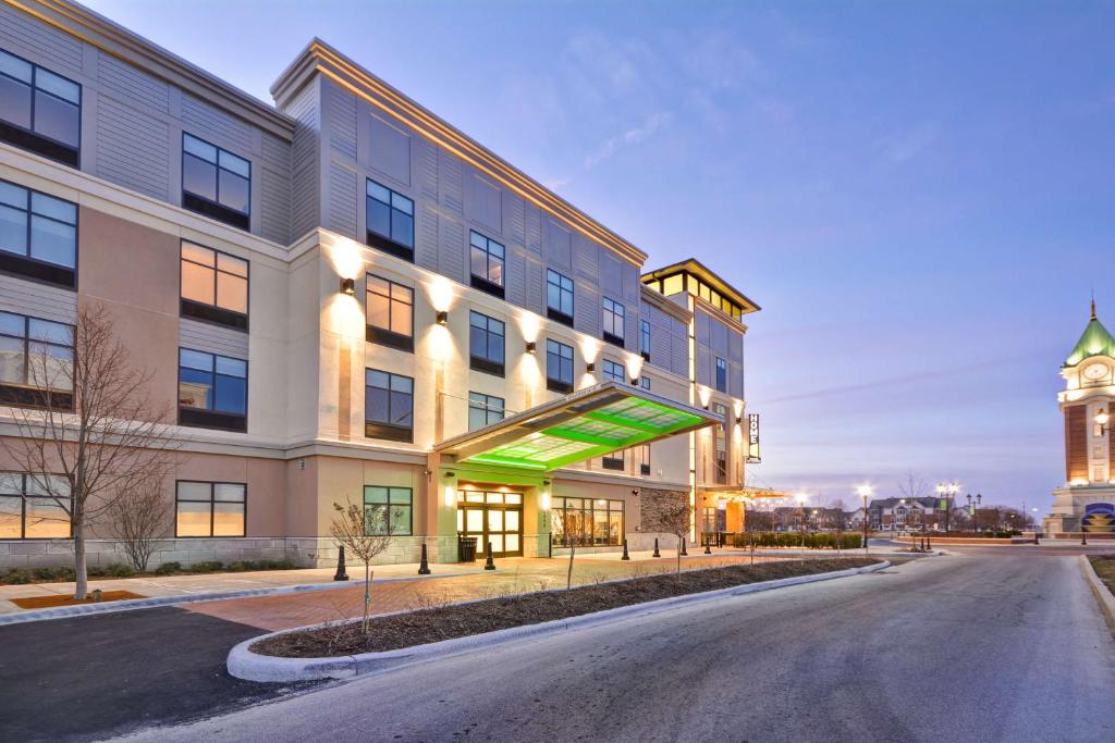 un edificio de oficinas con una torre de reloj en el fondo en Home2 Suites by Hilton Perrysburg Levis Commons Toledo en Perrysburg