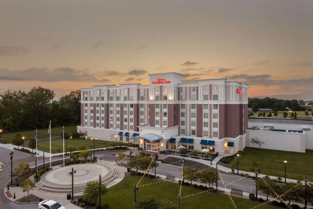una representación de un hotel con un gran edificio en Hilton Garden Inn Toledo / Perrysburg en Perrysburg