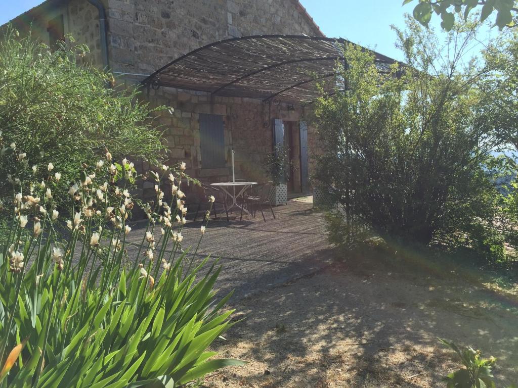 Auberge de la Tour de Brison - One-Bedroom Apartment With Garden View