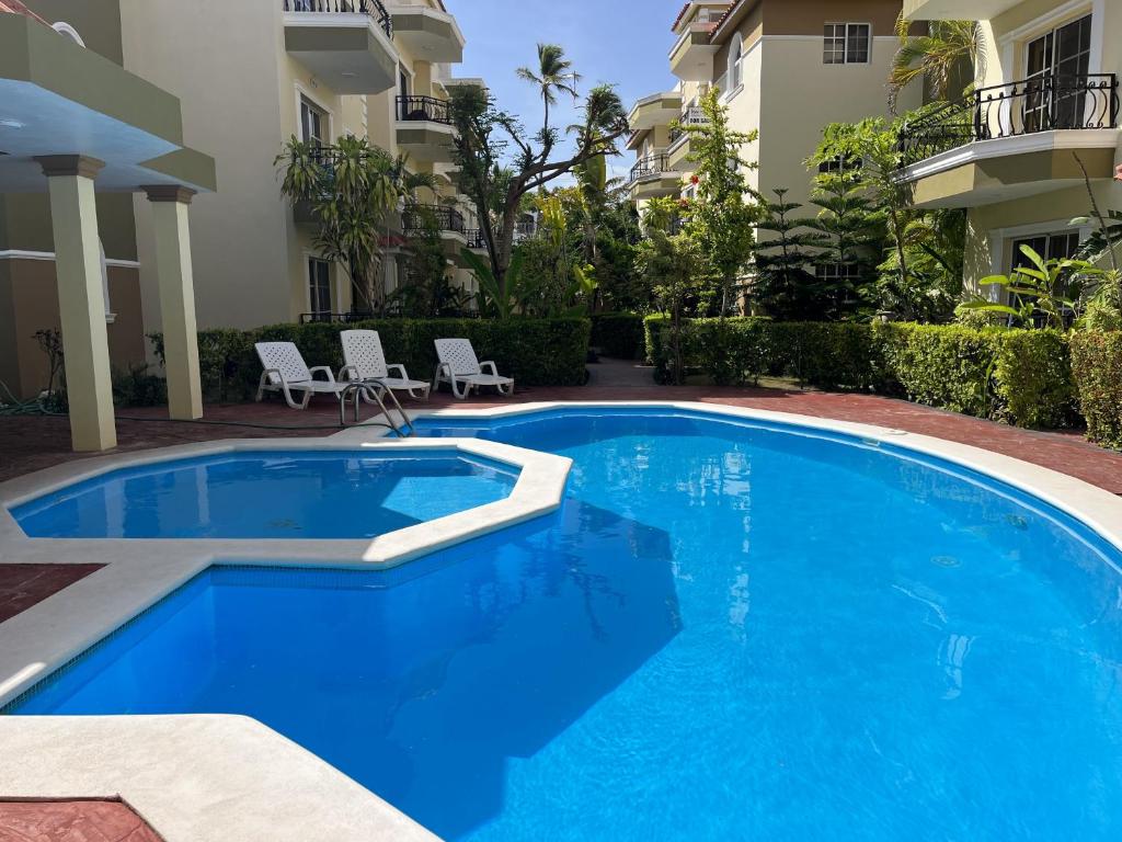 Bazén v ubytování Beauty 1 bed ground flor apartment walking distance Playa Bavaro nebo v jeho okolí