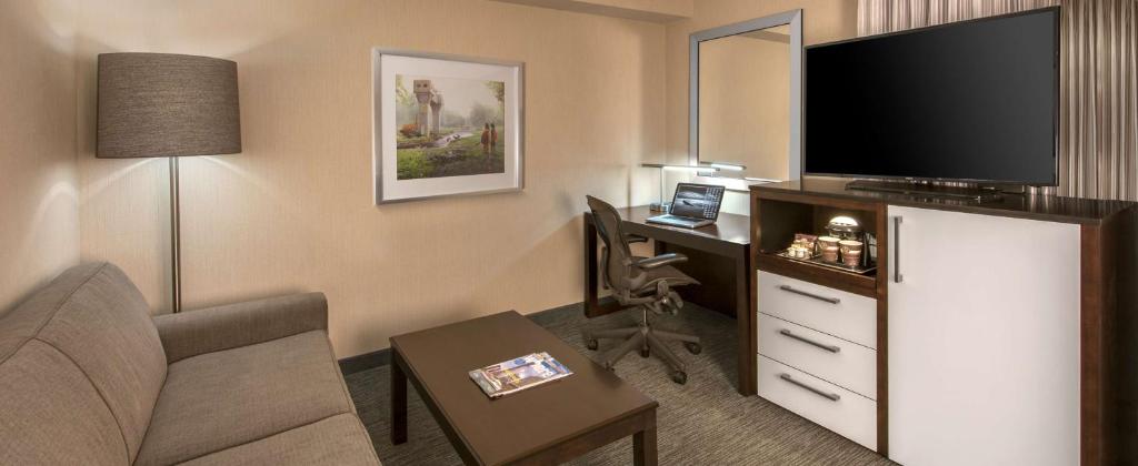 DoubleTree by Hilton Hotel Chicago Wood Dale - Elk Grove - Junior King Suite