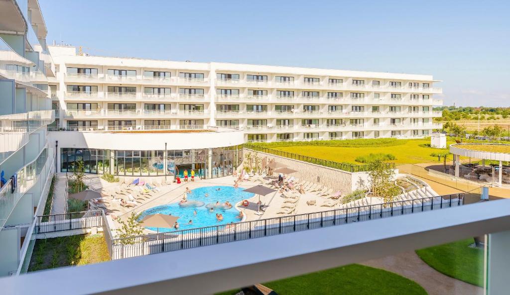 Bazén v ubytovaní FARO Apartamenty Polanki Aqua 4 BASENY w cenie POOLS im Preis alebo v jeho blízkosti