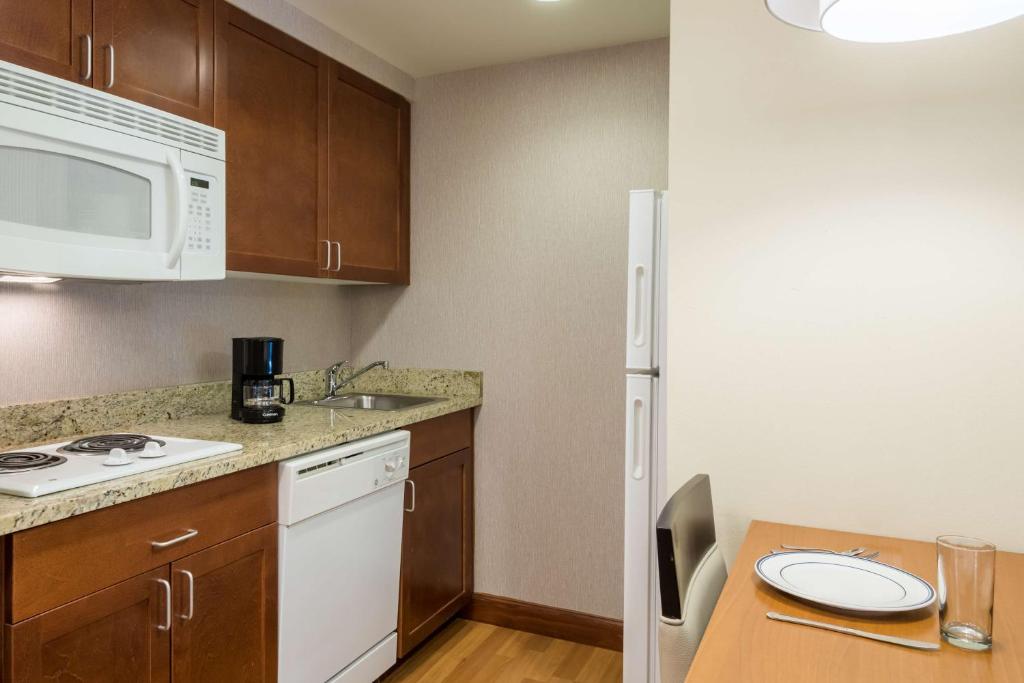 Larkspur Landing Extended Stay Suites St Louis Riverport photo