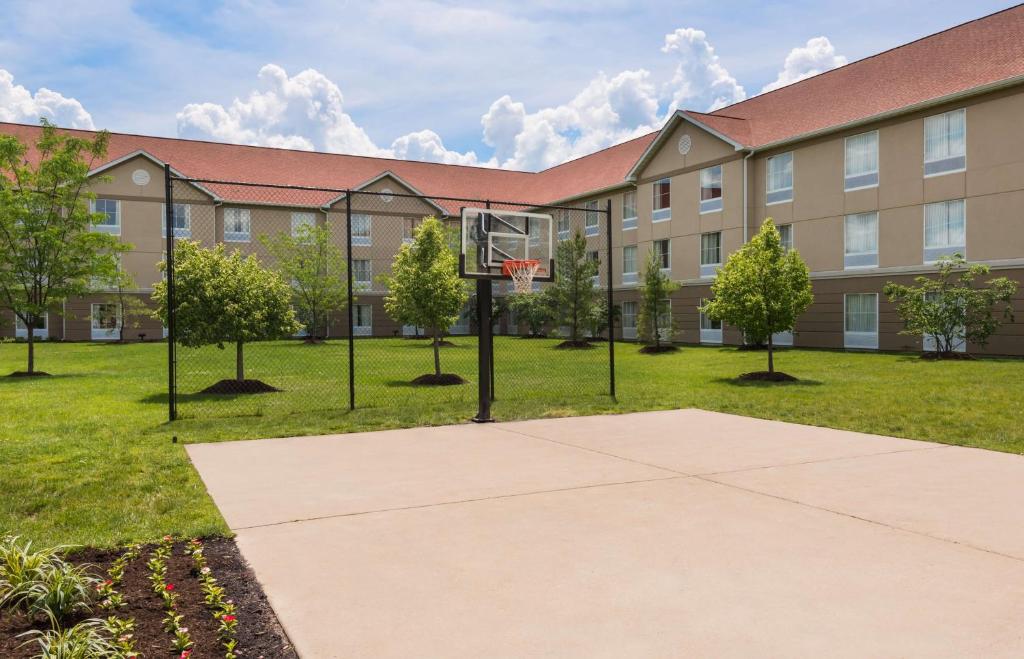 Larkspur Landing Extended Stay Suites St Louis Riverport photo