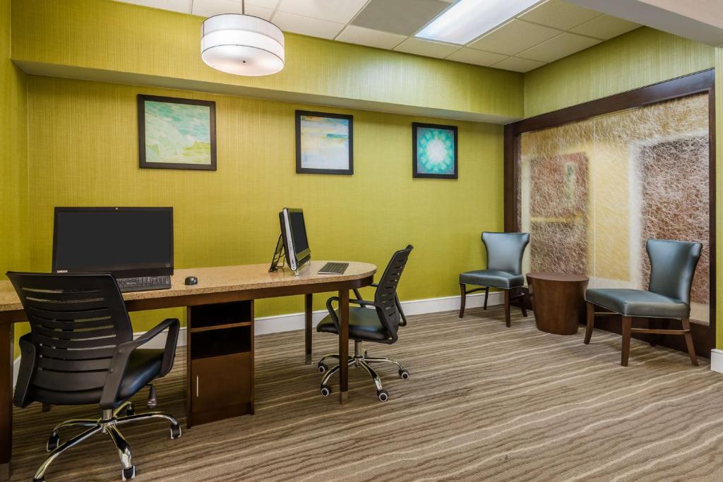 Larkspur Landing Extended Stay Suites St Louis Riverport photo