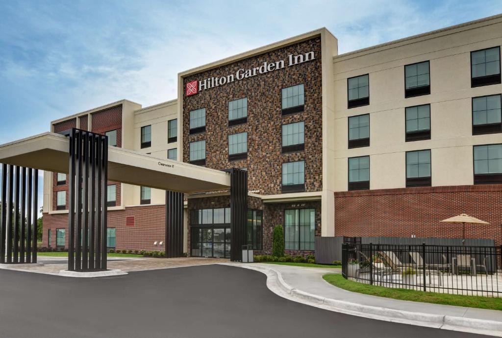 Hilton Garden Inn Madison Huntsville Airport في ماديسون: تقديم فناء الفندق نزل